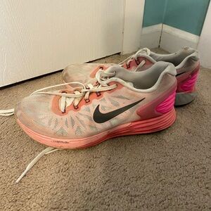 Nike stable ride soft sneakers good for running women’s size 8 pink and white